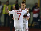 Ofenzivní tahouni AC Milán El Shaarawy a Robinho oslavují branku do sít