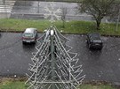 Konstrukce chodovského vánoního stromu, který nahradil pvodní pokozený smrk.