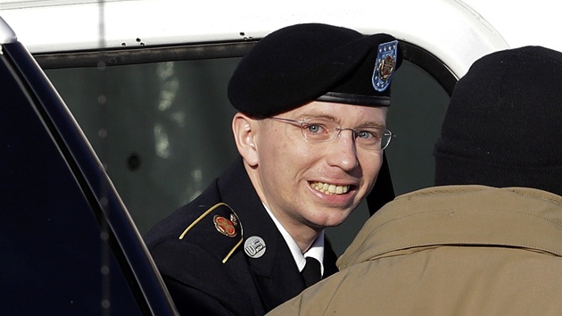 Americk vojn Bradley Manning pijd k soudu na zkladn Fort Meade (30. listopadu 2012).