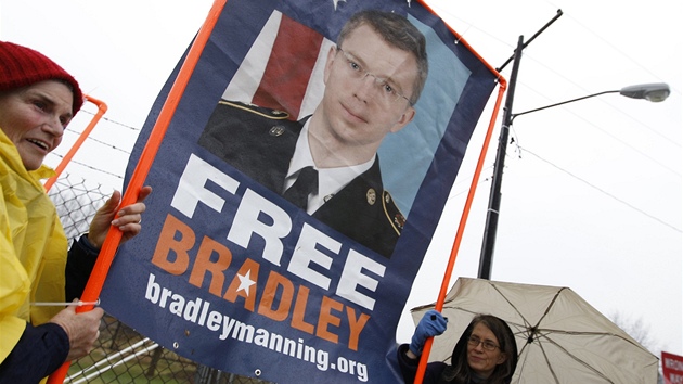 Stoupenci vojna Bradleyho Manninga ped zkladnou Fort Meade (30. listopadu 2012)