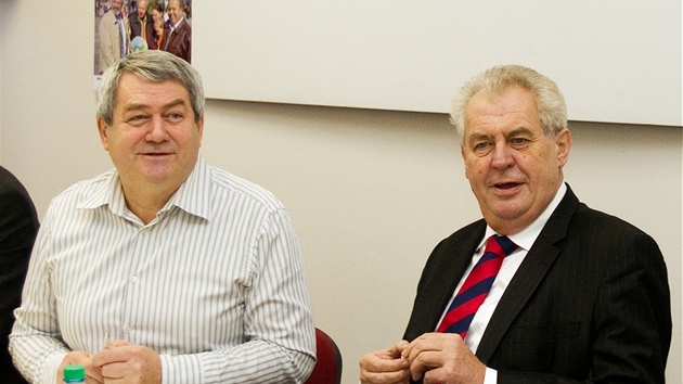 Vojtch Filip (vlevo) a Milo Zeman pi jednn o volebn podpoe komunist prezidentskmu kandidtovi (30. listopadu 2012)