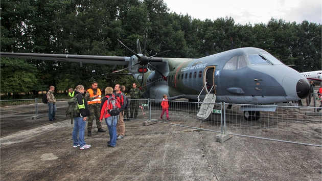 Dvoumotorov turbovrtulov taktick transportn letoun pro krtk a stedn vzdlenosti pro pepravu osob a materilu CASA C-295M Armdy R na Dnech NATO 2012