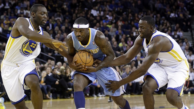 Ty Lawson (uprosted) z Denveru pronik kolem Charlese Jenkinse (vlevo) a Draymonda Greena.