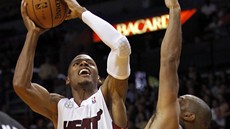 Ray Allen z Miami se pokouí zakonit pes nataené ruce Garyho Neala ze San