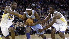 Ty Lawson (uprosted) z Denveru proniká kolem Charlese Jenkinse (vlevo) a