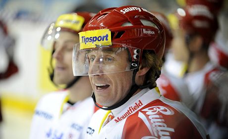 Václav Prospal na stídace budjovických hokejist pi loské výluce NHL.