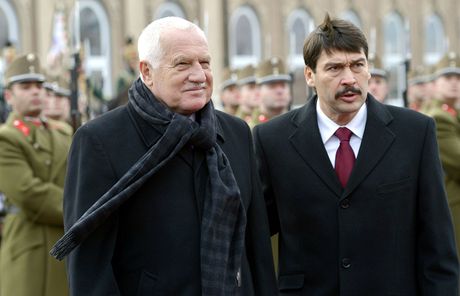 Prezident Václav Klaus se svým maarským protjkem Jánosem Áderem bhem