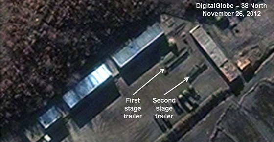 Souástky rakety KLDR na odpalovací ramp v Sohe (26. listopadu 2012)