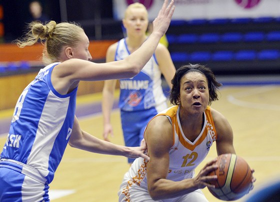 Marshae Dotsonová (vpravo) z V Praha pi stelb. Brání ji Maria erepanovová