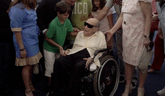 Architekt Oscar Niemeyer při oslavách svých 103. narozenin (15. prosince 2010)