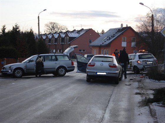 Nehoda ty aut na namrzlé silnici v erveném Hrádku u Plzn