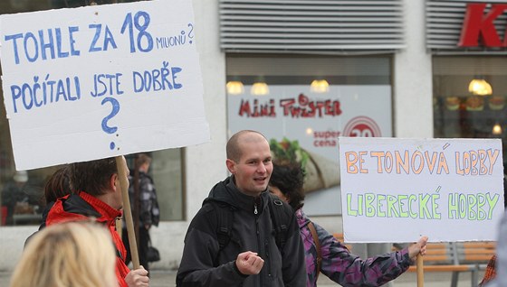 Baxa proslul jako obanský aktivista. Protestoval i proti pestavb libereckého Soukenného námstí.