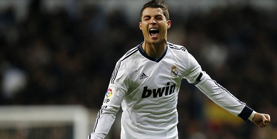 KANONÝROVA EXTÁZE. Cristiano Ronaldo slaví svou trefu z pímého kopu, která