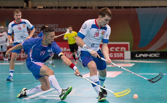 �eský úto�ník Mat�j Jendri�ák (vpravo) v utkání proti Japonsku.