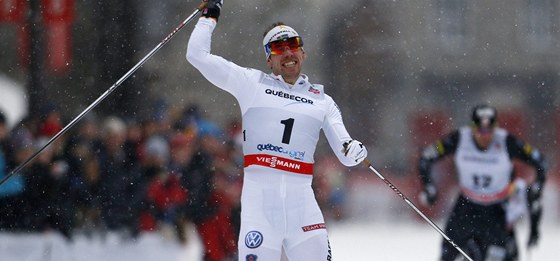 PEDE VEMI. védský lya Emil Jönsson slaví svj triumf v quebeckém sprintu.