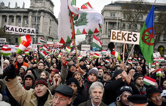 Pedstavitelé Jobbiku nakli demonstrující z protikesanské provokace. Podle...