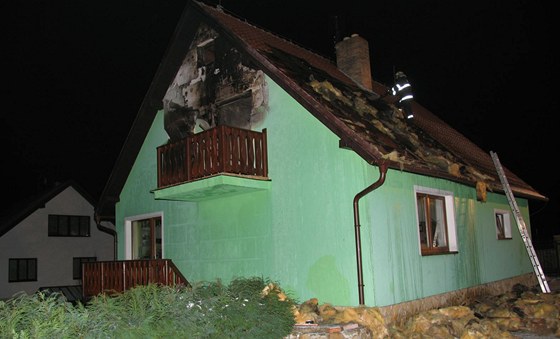 Jihoetí hasii zasahovali ve tvrtek veer u poáru domu v Raicích na