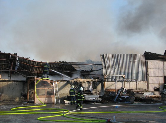 Požár haly se dřevem v Lulči na Vyškovsku.