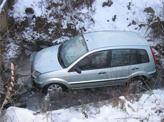 idika na Vsetínsku sjela se svým autem do potoka.