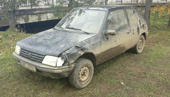 Patnáctiletý chlapec si poídil vyazený Peugeot 205 a vozil v nm své kamarády