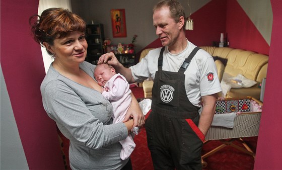 Manelé Kuchtíkovi ve Frýdku-Místku na fotografii z roku 2012. Necelý rok po tragické smrti malé Andrejky se jim narodila Anika.