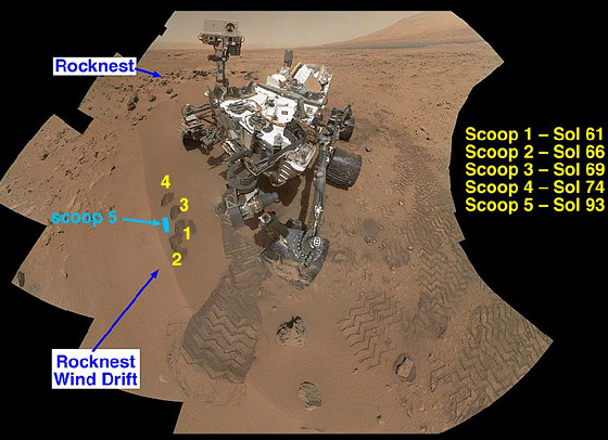 Curiosity na svém místě v Galově kráteru, před ní jsou pozůstatky její práce. 