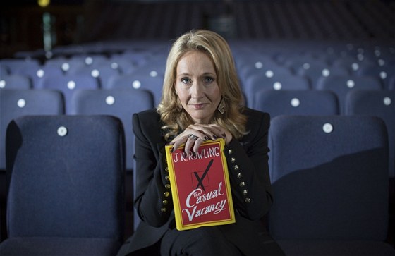 J. K. Rowlingová se svým románem pro dosplé The Casual Vacancy. V etin