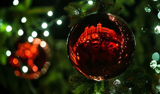 Odraz Velkého náměstí v Hradci Králové na vánočním stromku