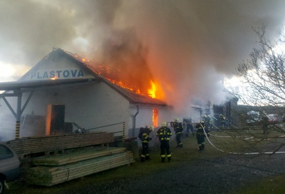 Poár haly v Druztové, kde se vyrábí plastová okna. 