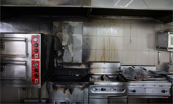 Hoet zaalo v kuchyni, kde chytly oleje ve fritovacích hrncích.