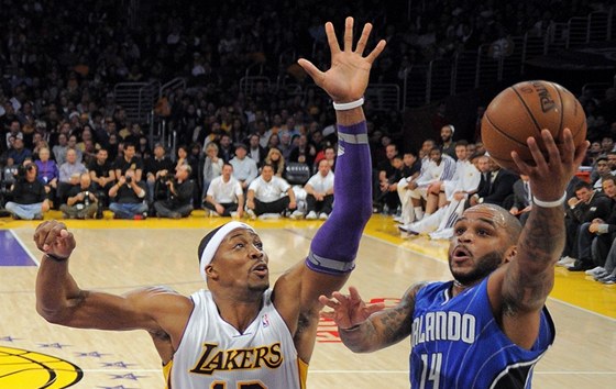 Dwight Howard (vlevo) z LA Lakers se pokouí zblokovat Jameera Nelsona z