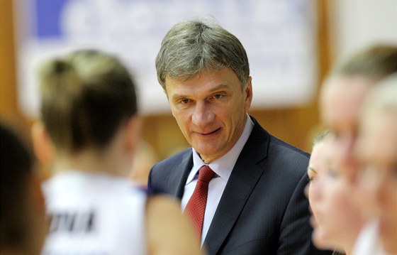 Ivan Bene na lavice strakonických basketbalistek.