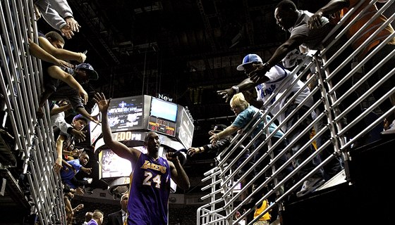 Kobe Bryant z Los Angeles Lakers opoutí duel hraný na palubovce New Orleans