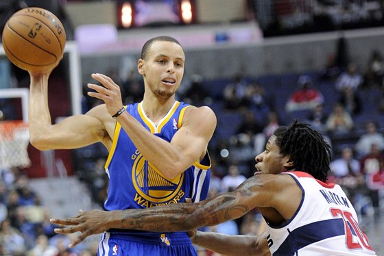 Stephen Curry (vlevo) z Golden State pihrává kolem Cartiera Martina z