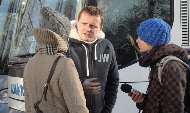 Vít Bárta po p�íjezdu do �itavy. Do N�mecka jel autobusem, zp�t u� ve svém BMW.