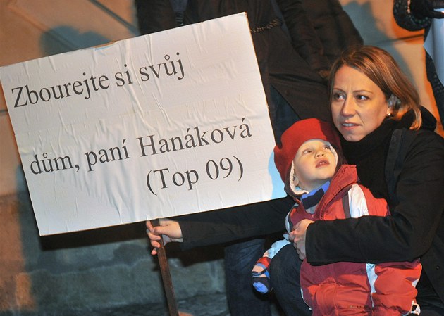 Lidé demonstrovali proti zbourání domu na Václavském náměstí.Na snímku je