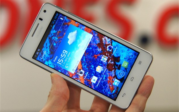 Normální smartphone s obřím displejem. Recenze Huawei Ascend G600 - iDNES.cz
