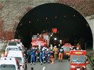 K tunelu se sjeli hasiči, záchranka i policie. Poté, co v tunelu vypukl požár,...
