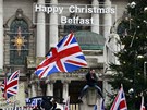 Protestující s britskými vlajkami ped radnicí v Belfastu (8. prosince 2012)