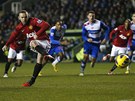 DALÍ TREFA. Wayne Rooney, útoník Manchesteru United, promuje pokutový kop v