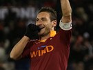 NESTÁRNOUCÍ KANONÝR. Francesco Totti, legenda AS ím, poád stílí góly -