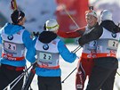 PRVNÍ. Norská tafeta biatlonist se raduje z vítzství závodu Svtového poháru