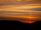 Tajemné obrazce na pláni Nazca jsou blízko, západ slunce jen podtrhuje...