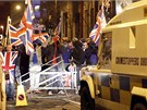 Demonstrace proti vyvování britské vlajky na belfastské radnici jen 17 dní v...