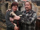 Zdeka a Jií Mikulenkovi se zachránným tntem ped vyhoelým domkem v Novém