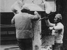 Autentická fotografie z 11. dubna 1987 pi usazování kíe ped sídlem StB v