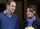 Thotná Kate v doprovodu prince Williama opustila nemocnici.
