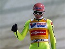 Nmecký skokan na lyích Severin Freund po dopadu pod budoucím olympijským