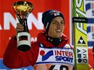 Rakouský skokan na lyích Gregor Schlierenzauer se raduje z triumfu na malém