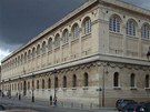 Fasáda budovy knihovny svaté Jenovéfy nese jména 810 významných spisovatel a...